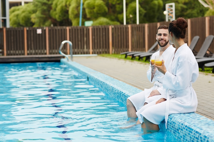 Photo gratuit repos au bord de la piscine