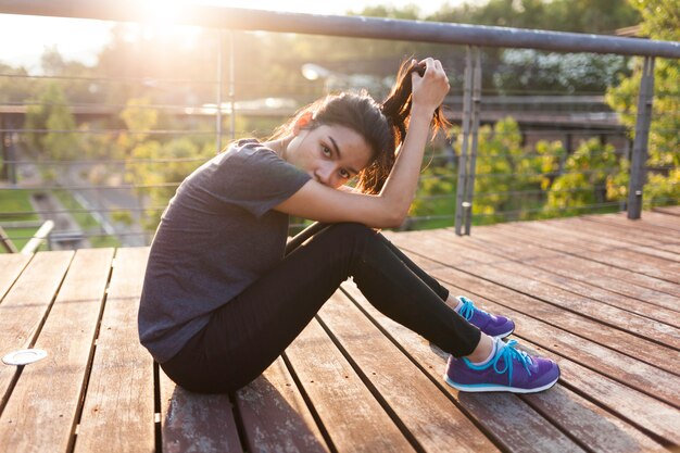 reposant et Sportswoman jouer avec ses cheveux