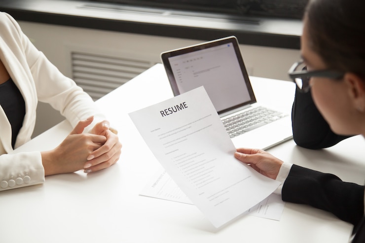 Photo gratuit représentants de l&#39;entreprise lisant le cv du candidat à l&#39;embauche