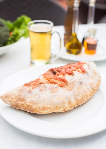 Photo gratuite restaurant calzone pain italien