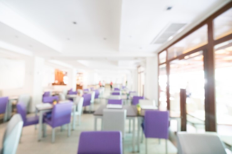 Photo gratuit restaurant defocused avec des chaises pourpres