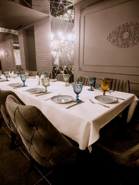 Photo gratuite restaurant fantaisie peint en gris avec table de dîner vide