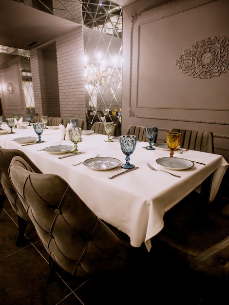 Restaurant fantaisie peint en gris avec table de dîner vide
