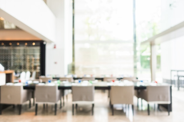 Restaurant avec une grande table prête pour le déjeuner