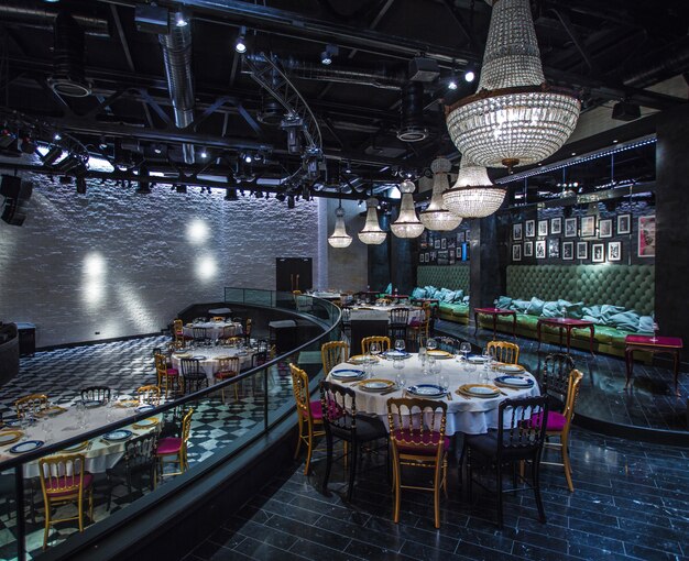 Restaurant intérieur du grand hall d'événement