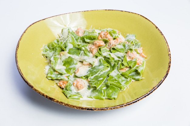 Restaurant livraison d'aliments sains, salade, deuxième plat ou premier plat sur une surface blanche