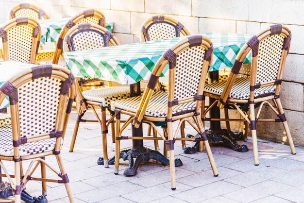 Restaurant en plein air avec table et chaise