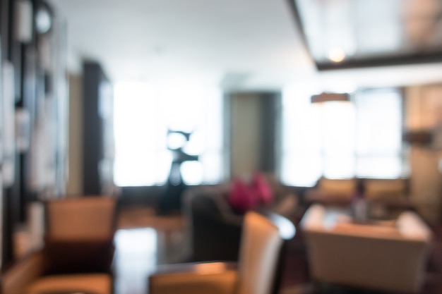 Restaurant Unfocused avec des chaises en bois foncé