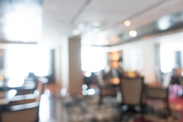 Restaurant Unfocused avec des chaises en bois foncé