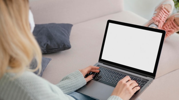 Photo gratuite rester à l'intérieur femme travaillant à domicile vue de haut