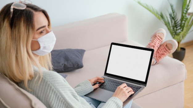 Rester à l'intérieur femme travaillant à domicile vue de haut