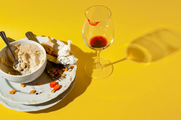 Restes de nourriture dans l'assiette et le vin