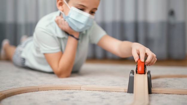 Photo gratuite restez à l'intérieur enfant jouant avec des jouets