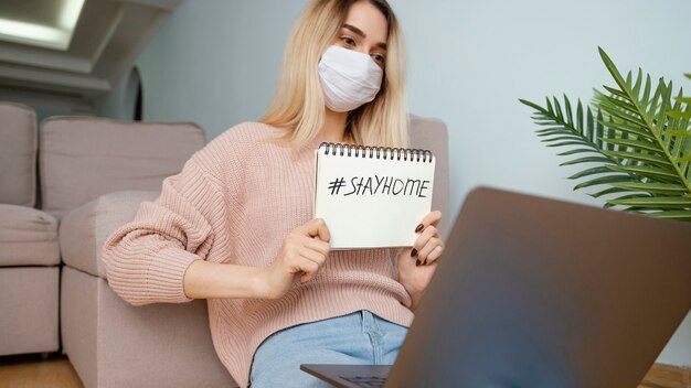 Restez à l'intérieur avec un message Restez à la maison