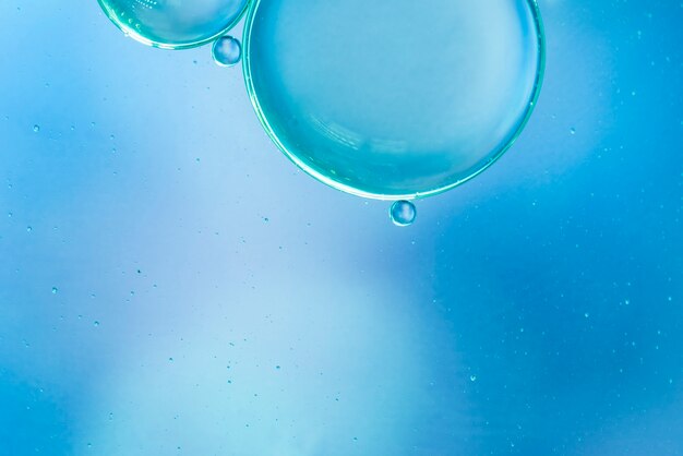 Résumé des bulles d&#39;air dans l&#39;eau sur un arrière-plan flou bleu