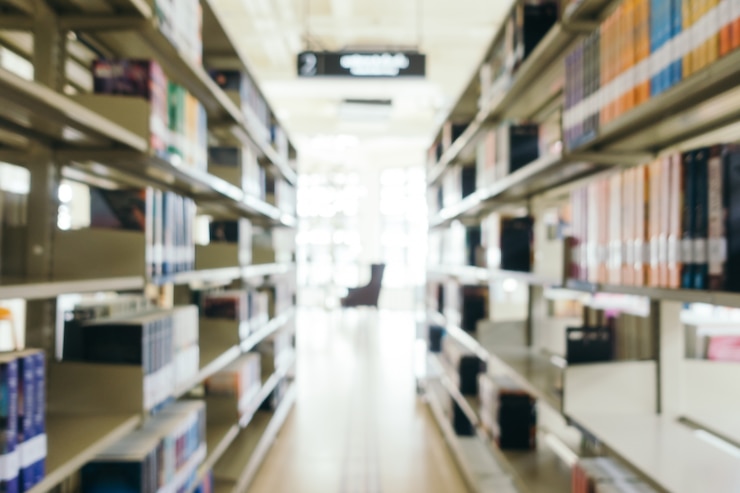 Photo gratuit résumé du flou et de la bibliothèque défocalisée dans la bibliothèque