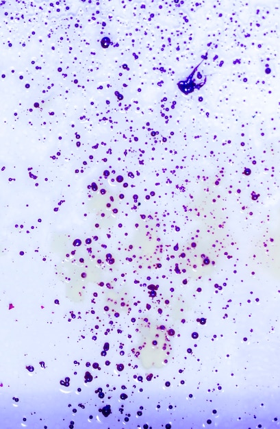 Résumé tacheté de gouttes violettes abstraites