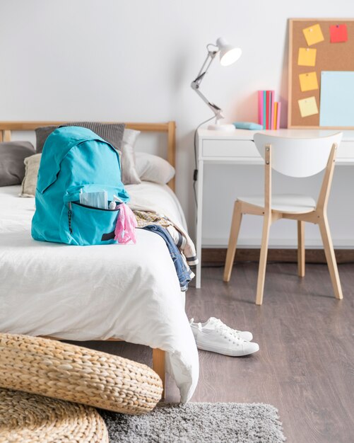 Retour à l'assortiment de fournitures scolaires en temps normal avec copie espace