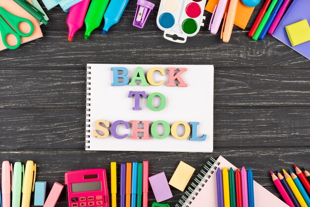 Retour au fond de l'école avec des fournitures scolaires et un cahier