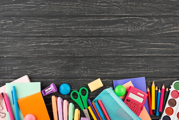 Photo gratuite retour au fond de l'école avec des fournitures scolaires et de l'espace de copie