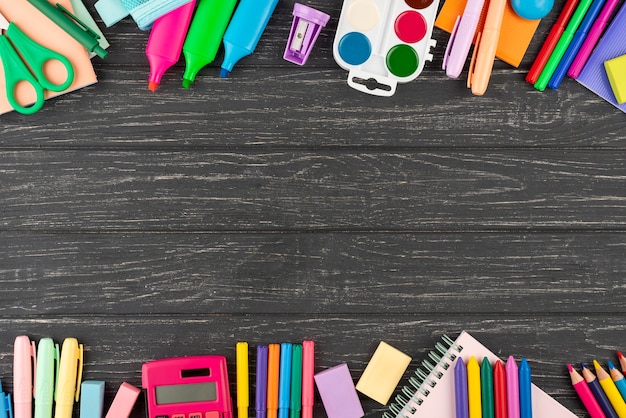 Retour au fond de l'école avec des fournitures scolaires et de l'espace de copie