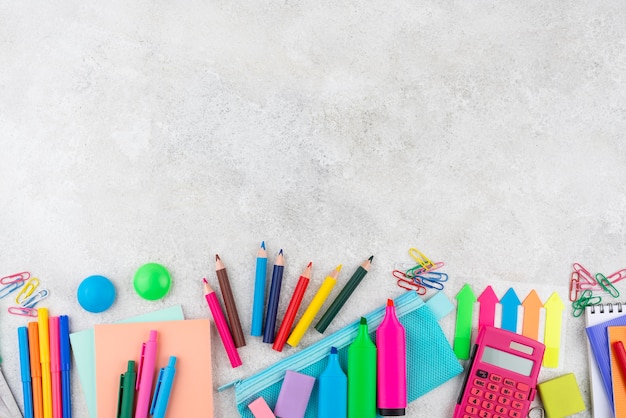 Photo gratuite retour au fond de l'école avec des fournitures scolaires et de l'espace de copie