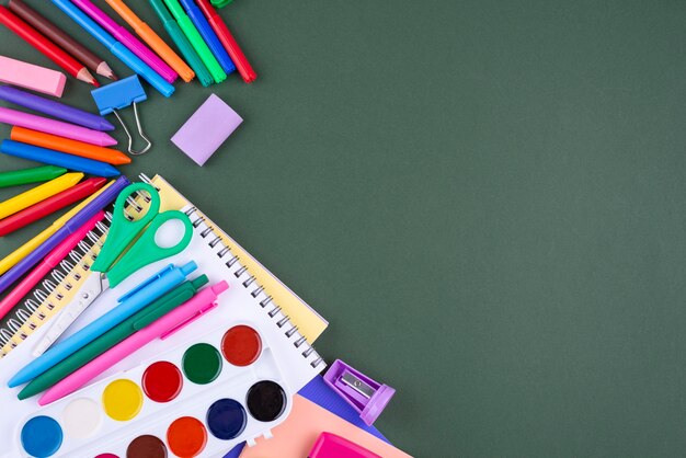 Retour au fond de l'école avec des fournitures scolaires et de l'espace de copie