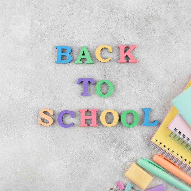 Retour au fond de l & # 39; école avec des fournitures scolaires