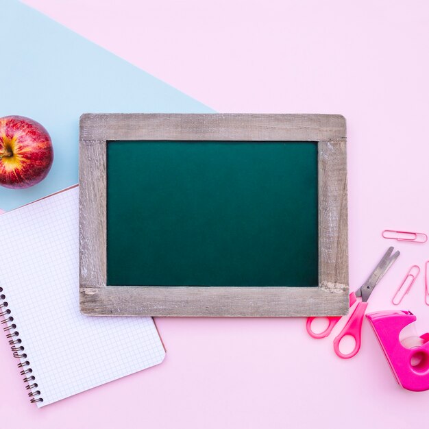 Retour à la composition de l&#39;école avec l&#39;ardoise verte pour maquette sur fond bleu et rose clair