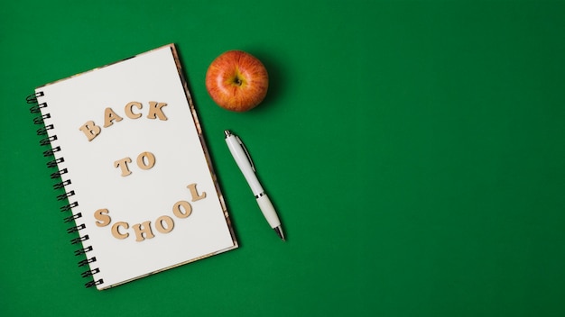 Photo gratuite retour à l'école sur fond vert