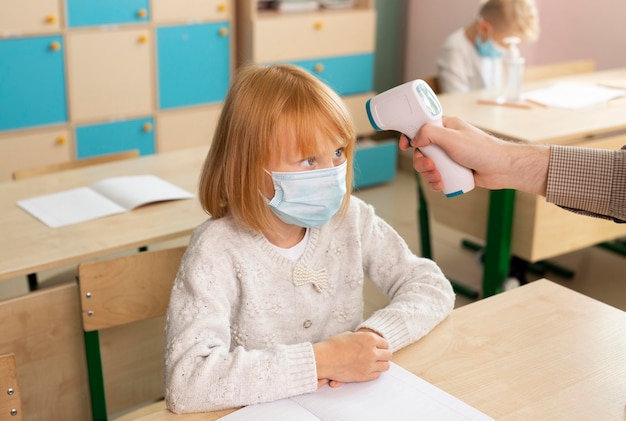 Photo gratuite retour à l'école pendant le concept de covid