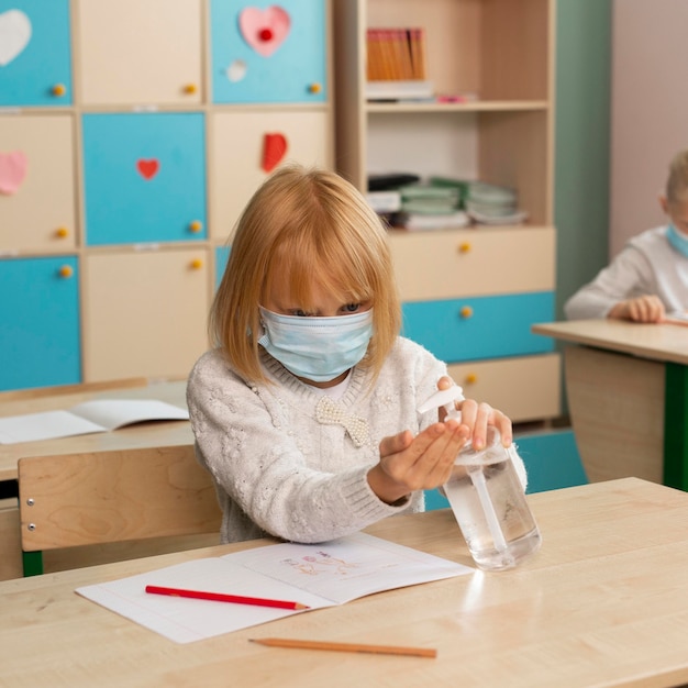 Photo gratuite retour à l'école pendant le concept de covid