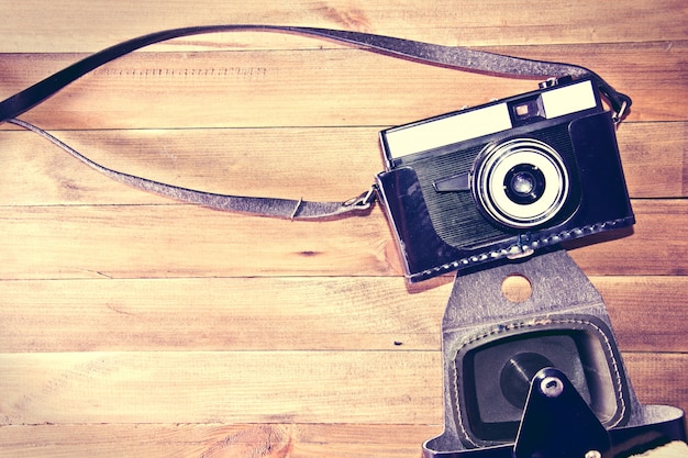 Photo gratuite rétro caméra vintage sur fond en bois.