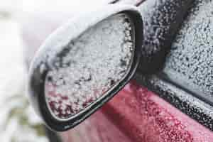 Photo gratuite rétroviseur avec des flocons de neige