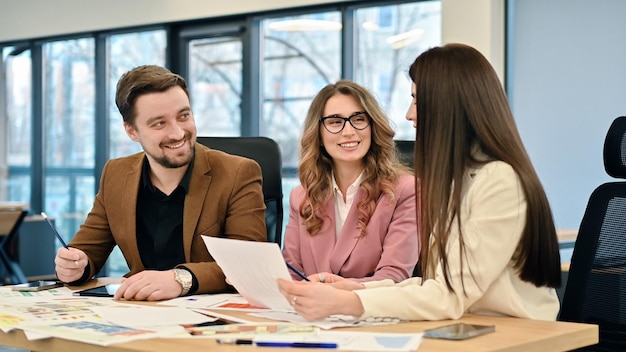 Photo gratuite réunion d'affaires dans un bureau