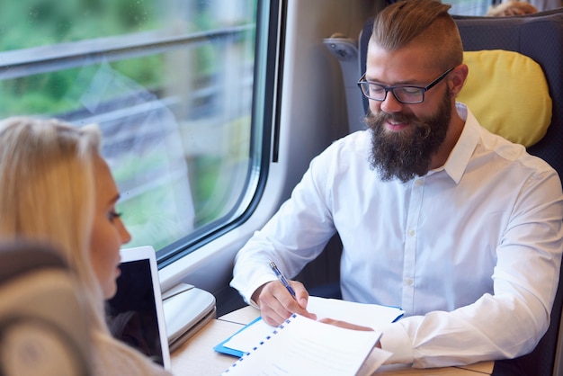 Réunion d'affaires pendant le voyage en train