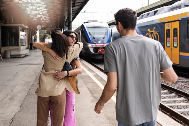 Photo gratuite réunion d'amis après un plan moyen covid