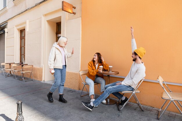 Réunion d'amis heureux de plein coup