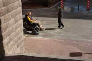 Photo gratuite réunion complète d'un homme handicapé et d'un ami