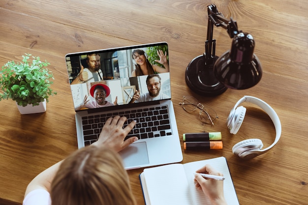 Photo gratuite réunion à distance. femme travaillant à domicile pendant la quarantaine du coronavirus ou du covid-19, concept de bureau distant.