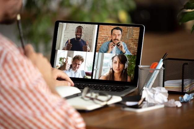 Photo gratuite réunion à distance. homme travaillant à domicile pendant la quarantaine du coronavirus ou du covid-19, concept de bureau distant.