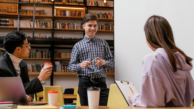 Réunion des entrepreneurs au bureau