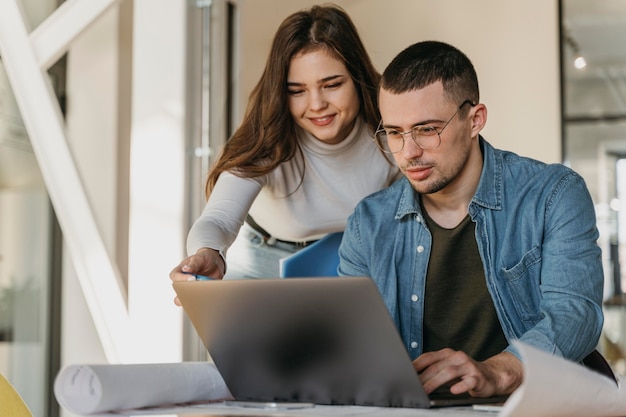 Photo gratuite réunion d'équipe au bureau