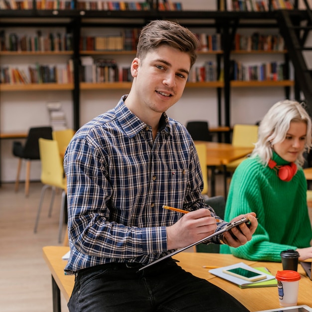 Photo gratuite réunion d'équipe pour les startups