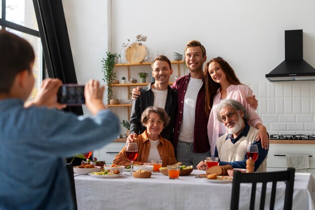 Réunion familiale avec des partenaires homosexuels