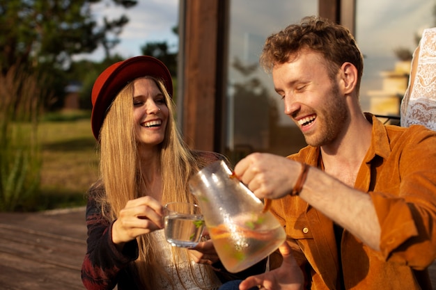 Photo gratuite réunion de famille célébrant l'hiver