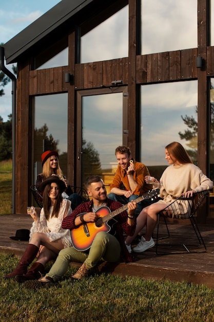 Photo gratuite réunion de famille célébrant l'hiver