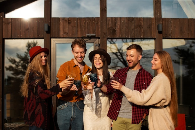 Photo gratuite réunion de famille célébrant l'hiver