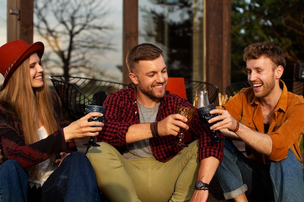 Photo gratuite réunion de famille célébrant l'hiver