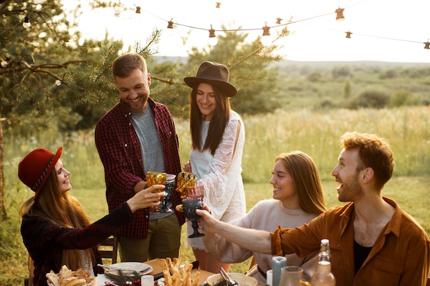 Réunion de famille célébrant l'hiver